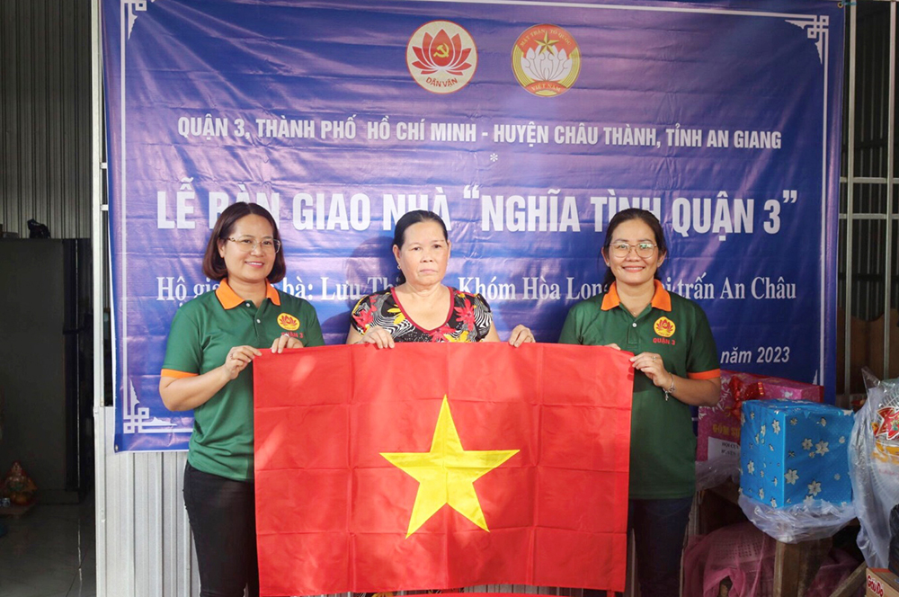 Bàn giao nhà “Nghĩa tình quận 3” và tặng 100 quà cho người dân huyện Châu Thành