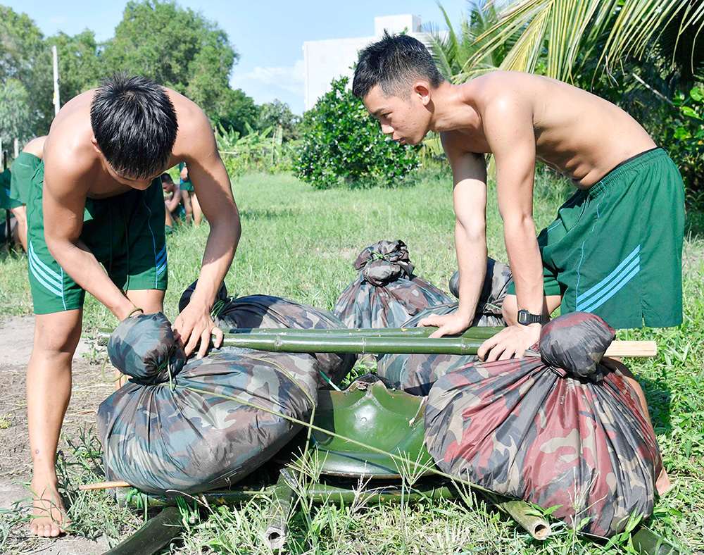 Vượt sông cùng cán bộ, chiến sĩ Tiểu đoàn 511