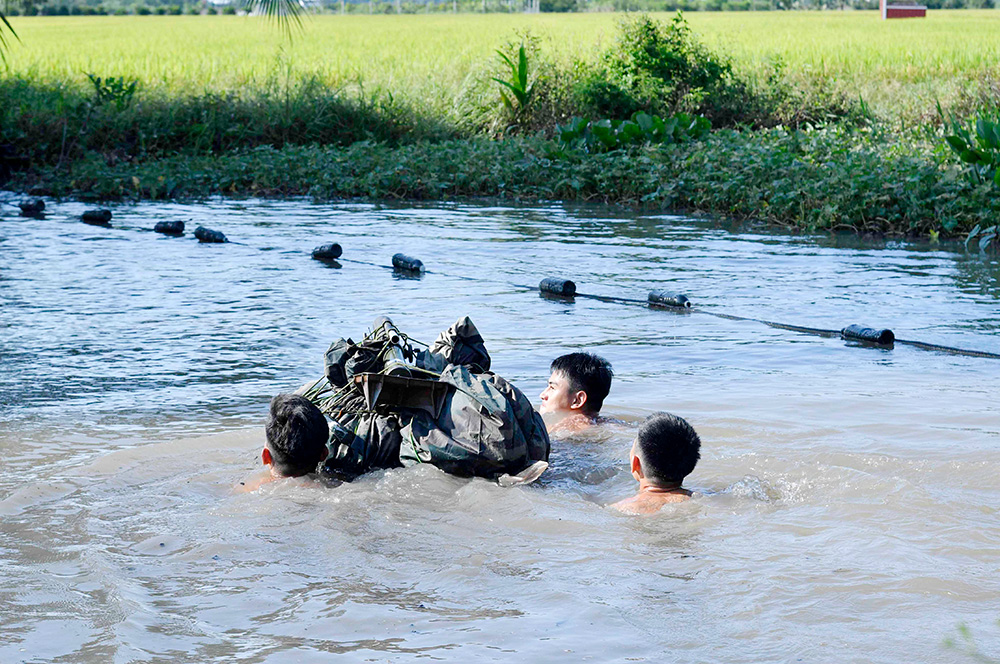 Vượt sông cùng cán bộ, chiến sĩ Tiểu đoàn 511
