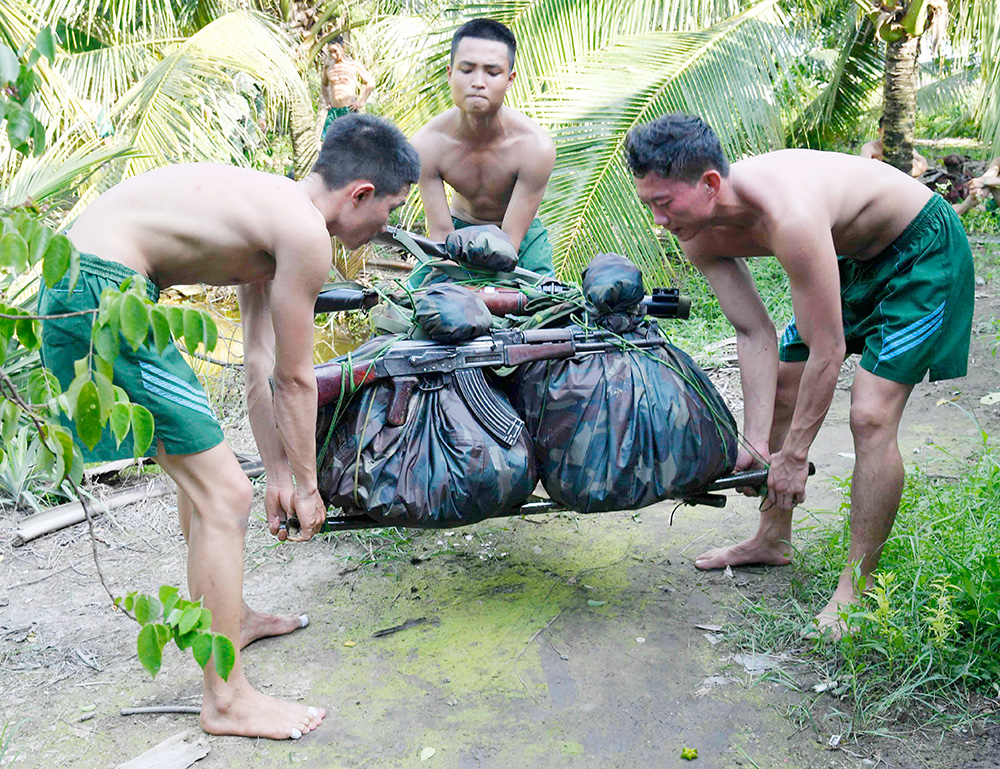 Vượt sông cùng cán bộ, chiến sĩ Tiểu đoàn 511