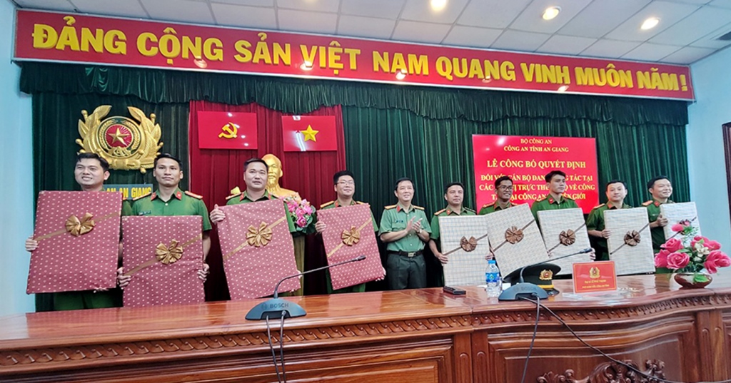 An Giang tiếp nhận và phân công cán bộ đến nhận công tác tại công an các xã biên giới