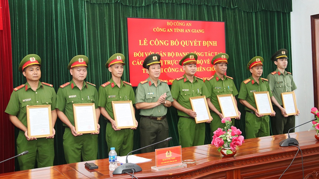 An Giang tiếp nhận và phân công cán bộ đến nhận công tác tại công an các xã biên giới