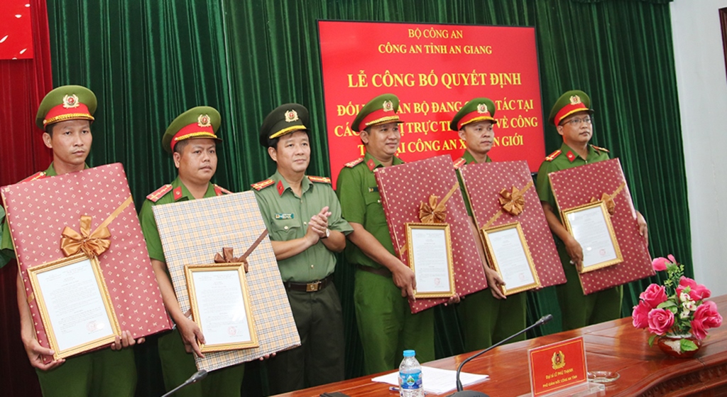 An Giang tiếp nhận và phân công cán bộ đến nhận công tác tại công an các xã biên giới