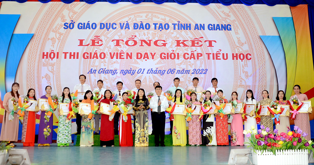 Luôn tỏa sáng về trí tuệ và nhân cách