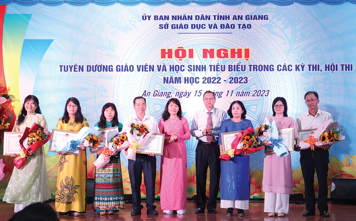 Tuyên dương, khích lệ giáo viên dạy giỏi