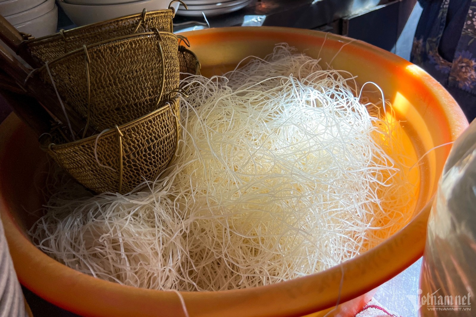 Quán phở hai tô 70 năm tuổi ngon nức tiếng, hơn 20 nhân viên phục vụ luôn tay