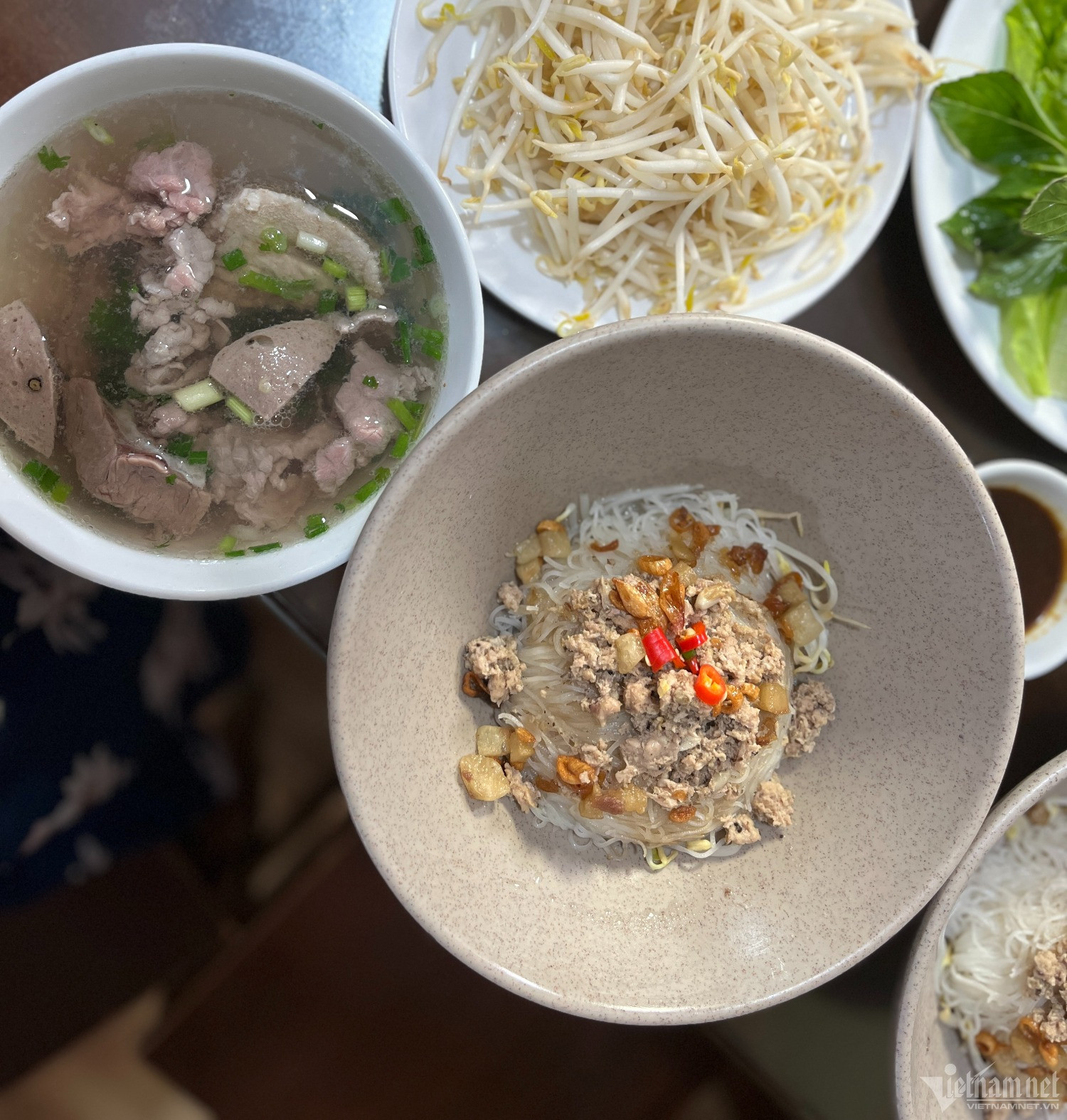 Quán phở hai tô 70 năm tuổi ngon nức tiếng, hơn 20 nhân viên phục vụ luôn tay