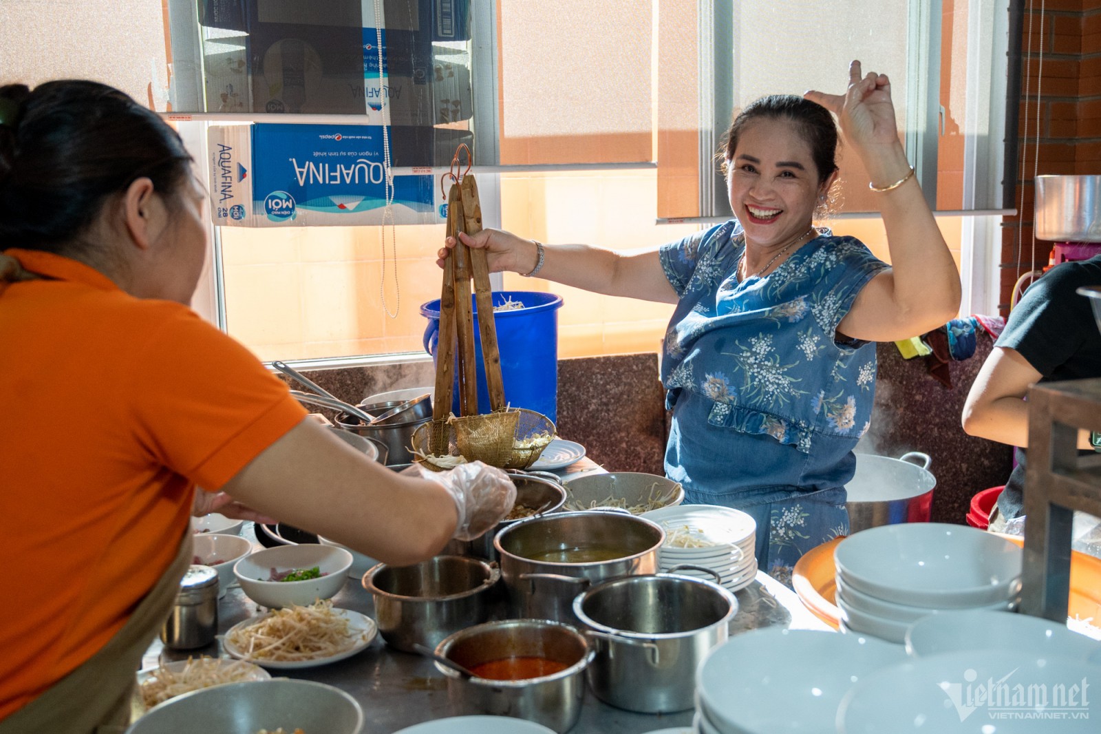 Quán phở hai tô 70 năm tuổi ngon nức tiếng, hơn 20 nhân viên phục vụ luôn tay