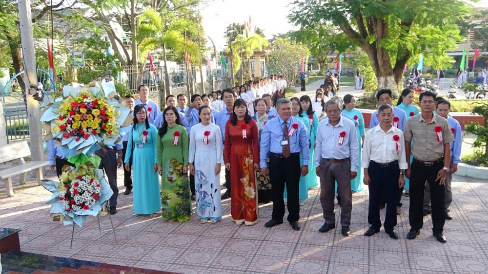 Trường THPT Nguyễn Trung Trực mừng Ngày Nhà giáo Việt Nam