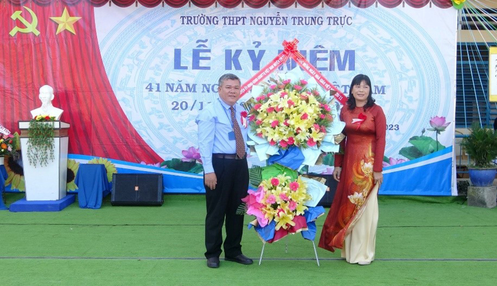 Trường THPT Nguyễn Trung Trực mừng Ngày Nhà giáo Việt Nam