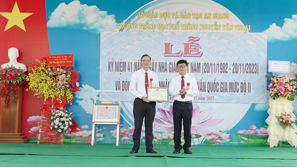 Trường THPT Nguyễn Văn Thoại đón Bằng công nhận đạt chuẩn Quốc gia mức độ 2