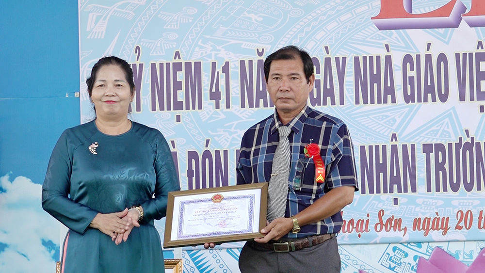 Trường THPT Nguyễn Văn Thoại đón Bằng công nhận đạt chuẩn Quốc gia mức độ 2