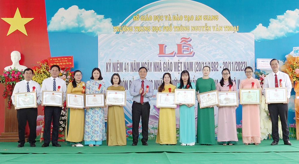 Trường THPT Nguyễn Văn Thoại đón Bằng công nhận đạt chuẩn Quốc gia mức độ 2