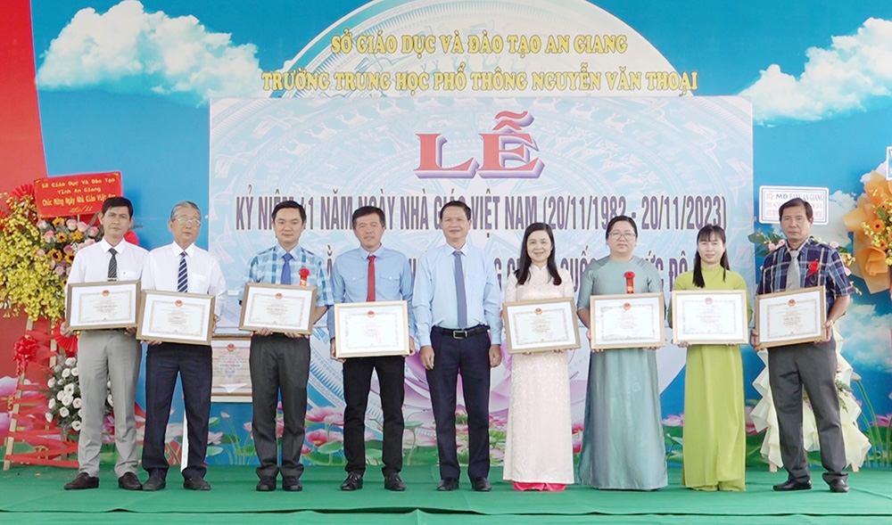 Trường THPT Nguyễn Văn Thoại đón Bằng công nhận đạt chuẩn Quốc gia mức độ 2