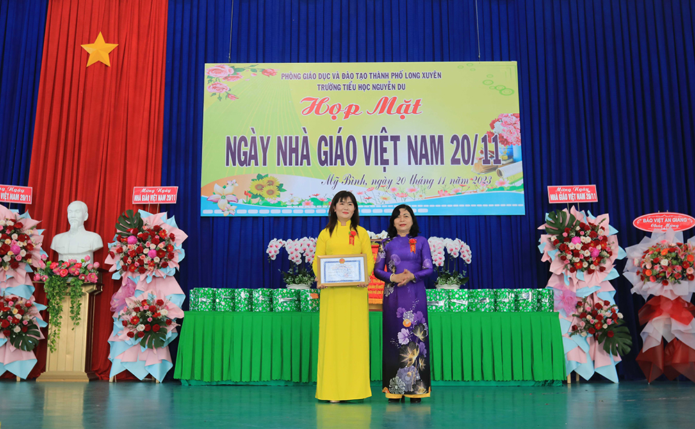 Nhiều trường ở TP. Long Xuyên nhận Cờ thi đua của UBND tỉnh An Giang, nhân Ngày Nhà giáo Việt Nam 20/11
