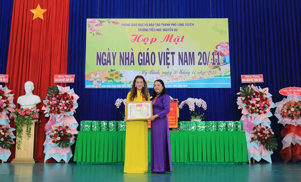 Nhiều trường ở TP. Long Xuyên nhận Cờ thi đua của UBND tỉnh An Giang, nhân Ngày Nhà giáo Việt Nam 20/11