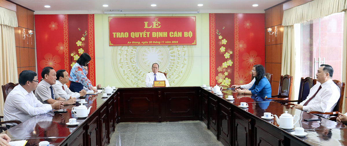 UBND tỉnh An Giang trao quyết định đối với 5 cán bộ