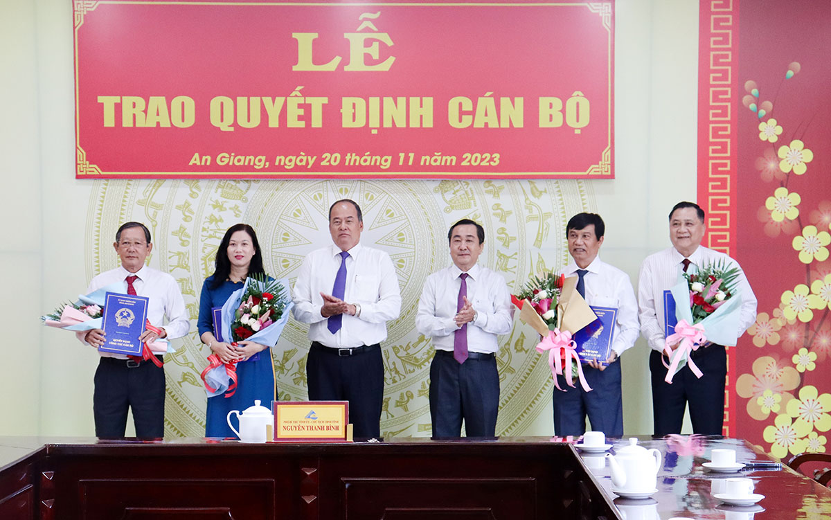 UBND tỉnh An Giang trao quyết định đối với 5 cán bộ