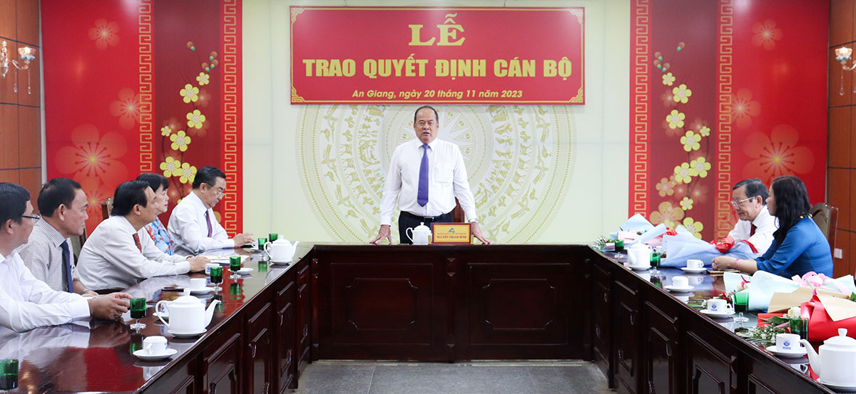 UBND tỉnh An Giang trao quyết định đối với 5 cán bộ