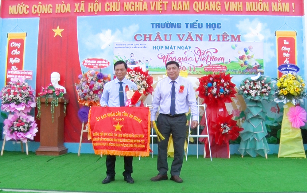 Nhiều trường ở TP. Long Xuyên nhận Cờ thi đua của UBND tỉnh An Giang, nhân Ngày Nhà giáo Việt Nam 20/11