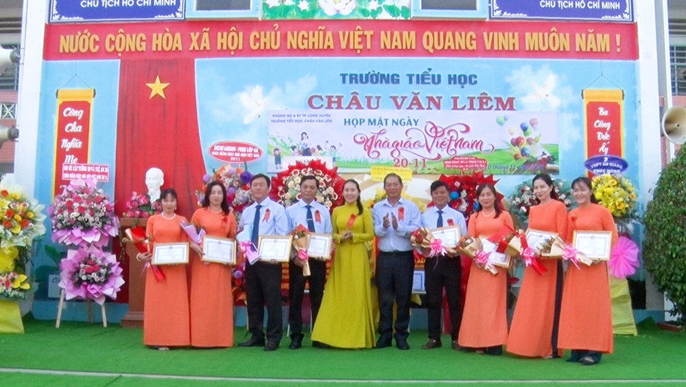 Nhiều trường ở TP. Long Xuyên nhận Cờ thi đua của UBND tỉnh An Giang, nhân Ngày Nhà giáo Việt Nam 20/11