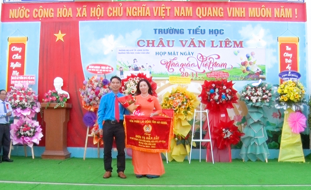 Nhiều trường ở TP. Long Xuyên nhận Cờ thi đua của UBND tỉnh An Giang, nhân Ngày Nhà giáo Việt Nam 20/11