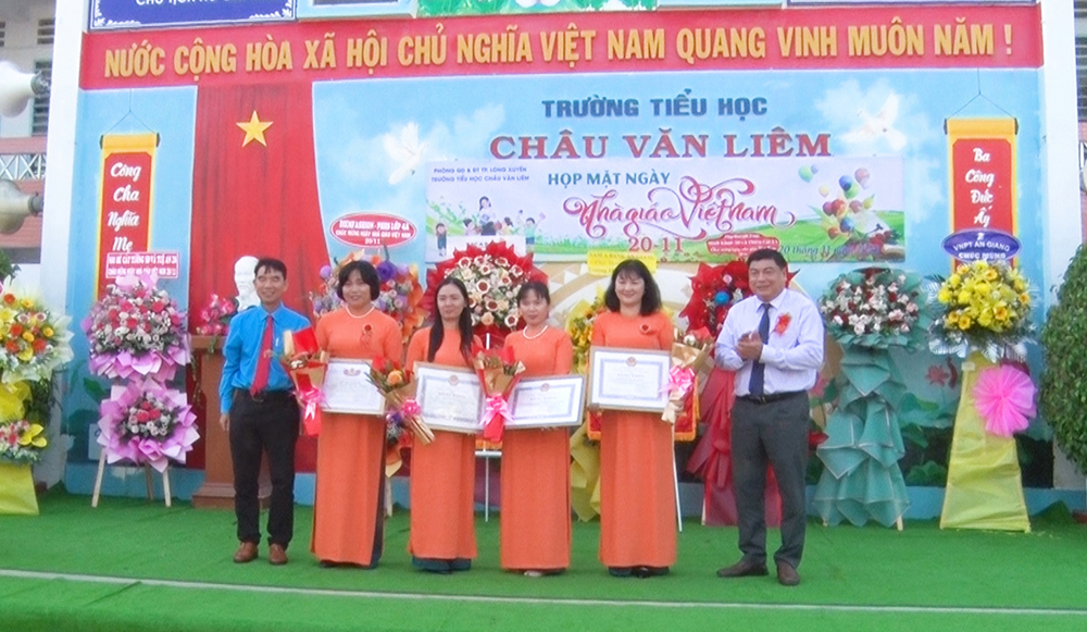 Nhiều trường ở TP. Long Xuyên nhận Cờ thi đua của UBND tỉnh An Giang, nhân Ngày Nhà giáo Việt Nam 20/11