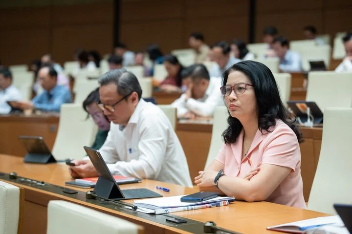 Quốc hội cho ý kiến về giảm thuế VAT, 2 phương án rút bảo hiểm xã hội một lần