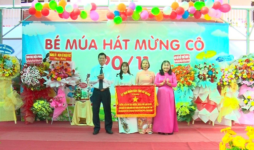 Nhiều trường ở TP. Long Xuyên nhận Cờ thi đua của UBND tỉnh An Giang, nhân Ngày Nhà giáo Việt Nam 20/11