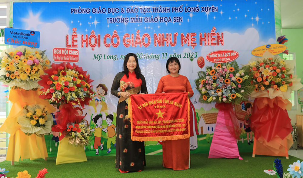 Nhiều trường ở TP. Long Xuyên nhận Cờ thi đua của UBND tỉnh An Giang, nhân Ngày Nhà giáo Việt Nam 20/11