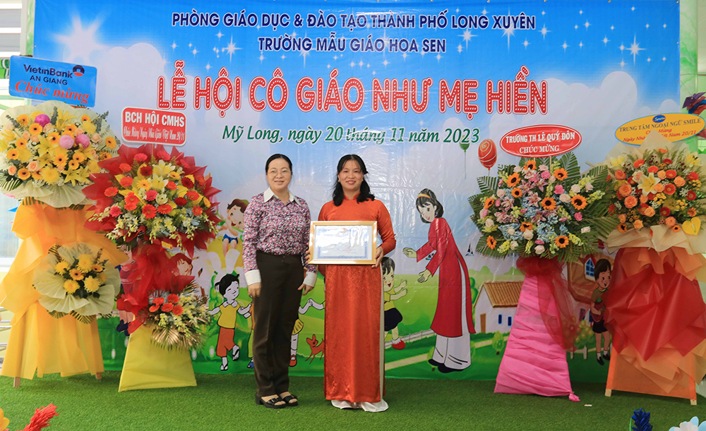Nhiều trường ở TP. Long Xuyên nhận Cờ thi đua của UBND tỉnh An Giang, nhân Ngày Nhà giáo Việt Nam 20/11