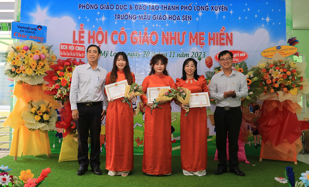 Nhiều trường ở TP. Long Xuyên nhận Cờ thi đua của UBND tỉnh An Giang, nhân Ngày Nhà giáo Việt Nam 20/11
