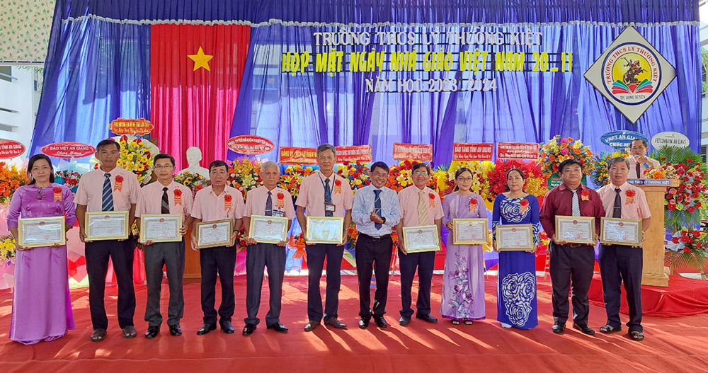 Nhiều trường ở TP. Long Xuyên nhận Cờ thi đua của UBND tỉnh An Giang, nhân Ngày Nhà giáo Việt Nam 20/11