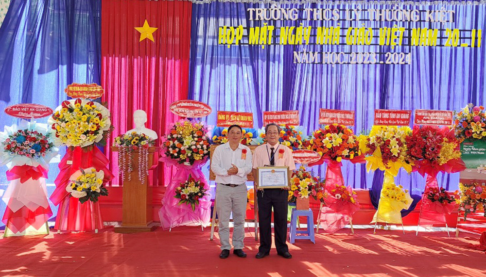 Nhiều trường ở TP. Long Xuyên nhận Cờ thi đua của UBND tỉnh An Giang, nhân Ngày Nhà giáo Việt Nam 20/11