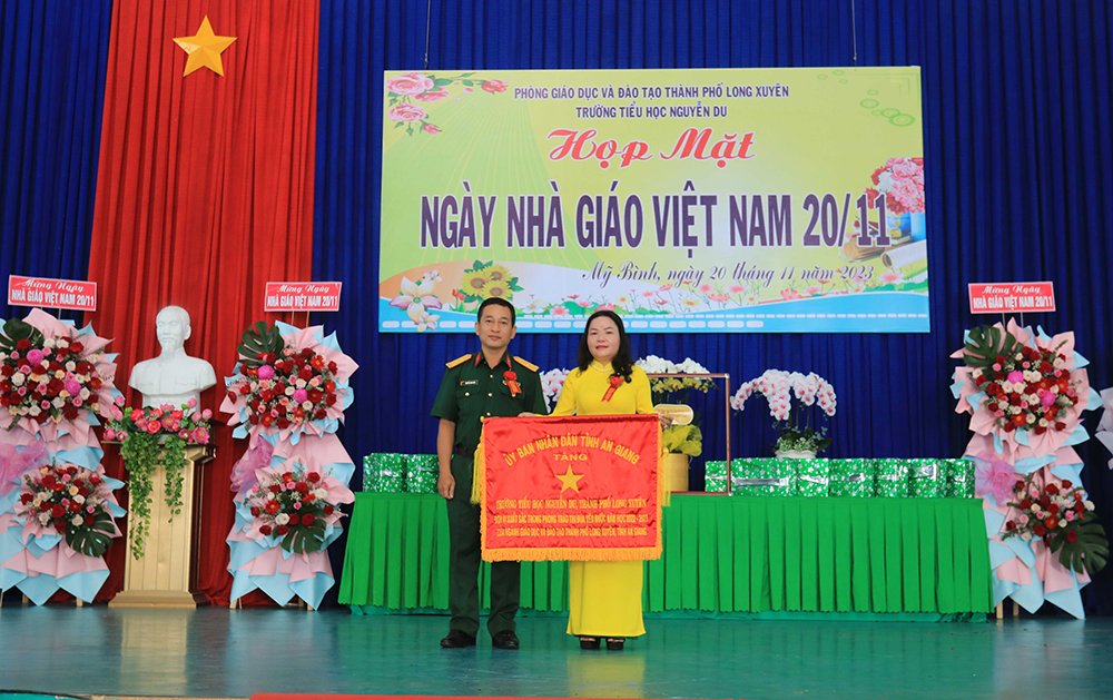 Nhiều trường ở TP. Long Xuyên nhận Cờ thi đua của UBND tỉnh An Giang, nhân Ngày Nhà giáo Việt Nam 20/11