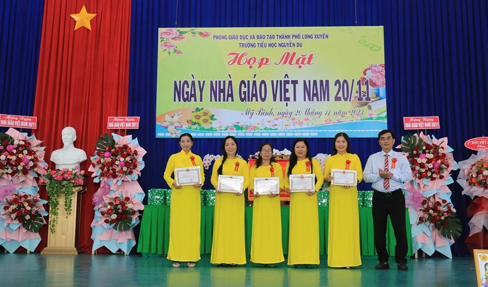 Nhiều trường ở TP. Long Xuyên nhận Cờ thi đua của UBND tỉnh An Giang, nhân Ngày Nhà giáo Việt Nam 20/11