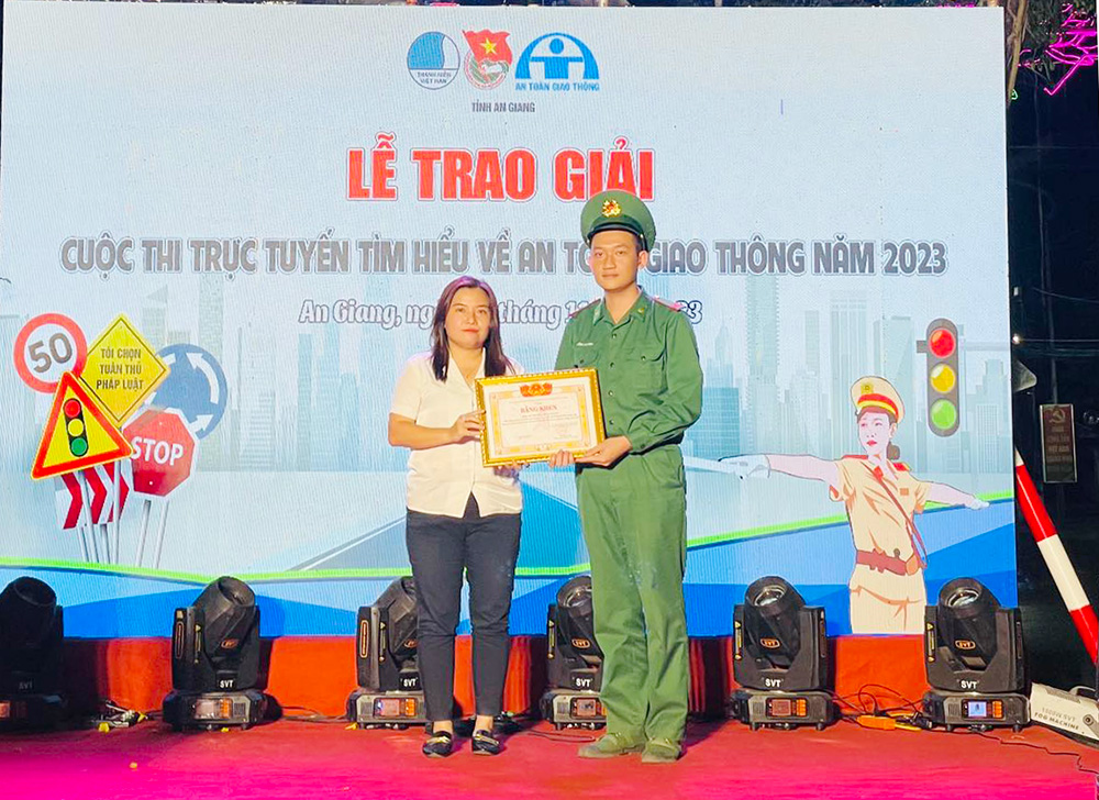 Trao giải Cuộc thi trực tuyến tìm hiểu về An toàn giao thông năm 2023