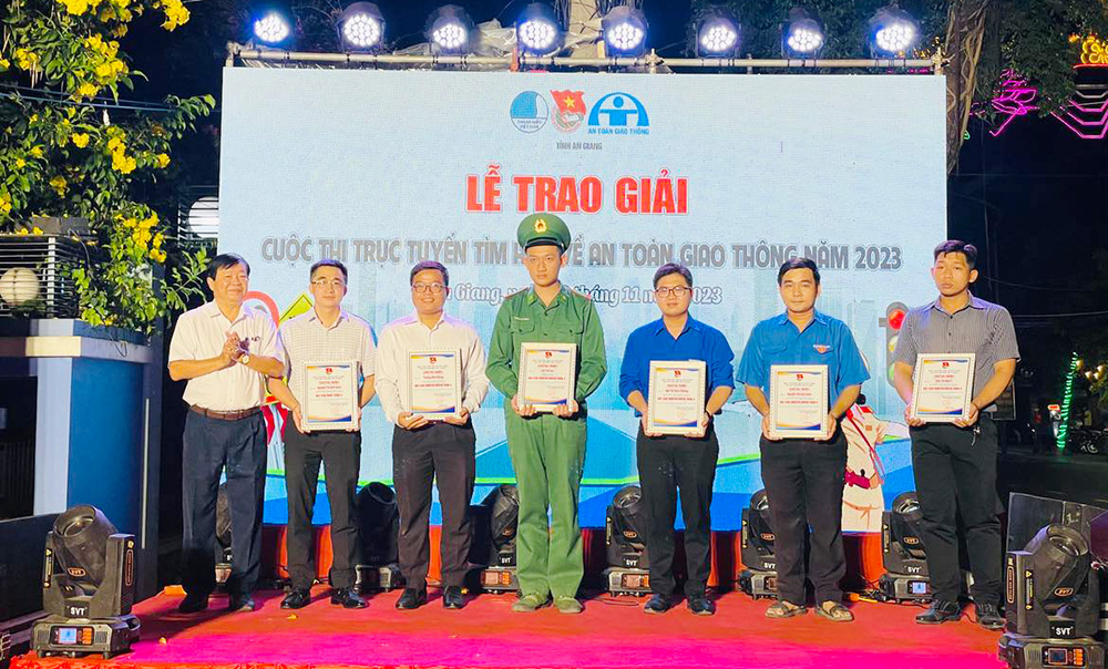 Trao giải Cuộc thi trực tuyến tìm hiểu về An toàn giao thông năm 2023