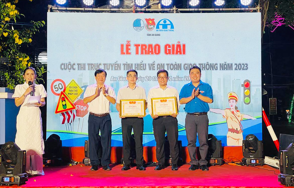 Trao giải Cuộc thi trực tuyến tìm hiểu về An toàn giao thông năm 2023