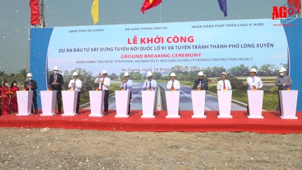 Chủ tịch nước Nguyễn Xuân Phúc tham dự lễ khởi công Dự án Đầu tư xây dựng tuyến nối Quốc lộ 91 và tuyến tránh TP. Long Xuyên
