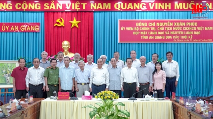 Chủ tịch nước Nguyễn Xuân Phúc họp mặt với lãnh đạo và nguyên lãnh đạo tỉnh An Giang qua các thời kỳ