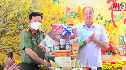 Chủ tịch UBND tỉnh An Giang Nguyễn Thanh Bình thăm, chúc Tết cán bộ, chiến sĩ Công an tỉnh