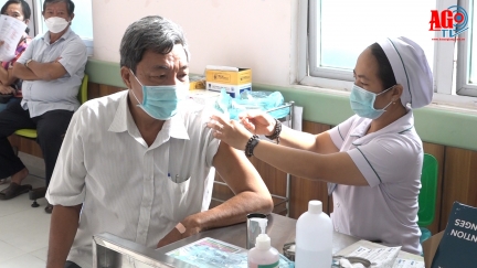 Bệnh viện Đa khoa Trung tâm An Giang tiêm vaccine phòng COVID -19 mũi 4 cho 680 cán bộ, công chức, người lao động