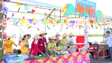 Ngày hội mùa nước nổi huyện Châu Phú lần thứ I năm 2023: Khai mạc các hoạt động ẩm thực và bè nổi