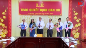 UBND tỉnh An Giang trao quyết định đối với 5 cán bộ