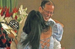 Xem Tổng thống Philippine bị hôn trộm