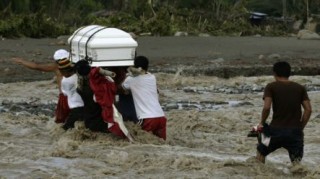 <font size="2">Sau hai ngày đổ bộ vào Philippines, siêu bão Bopha
 đã cướp đi sinh mạng của 477 người, làm khoảng 380 người bị thương và 
hơn 250.000 mất nhà cửa, thống kê đến chiều 6/12.</font>