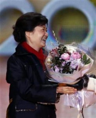 <font size="2"> Bà Park Geun-hye đã giành chiến thắng sít sao 
nhưng mang ý nghĩa lịch sử trong cuộc bầu cử Tổng thống Hàn Quốc, trở 
thành người phụ nữ đầu tiên nắm quyền tại nước này.</font>