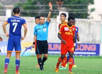 Hùng Vương An Giang- Than Quảng Ninh 1-2,  trận đấu suýt vỡ vì trọng tài