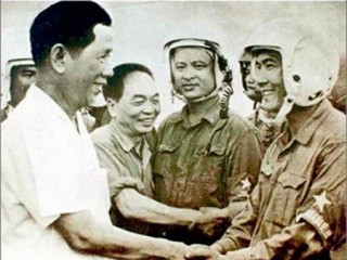 40 năm thống nhất đất nước - Đòn biểu diễn trên đầu Bộ tư lệnh Không quân Sài Gòn